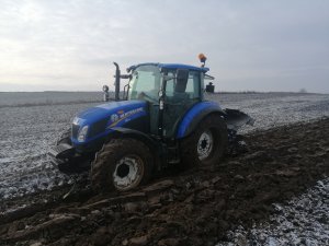 New holland T5. 75 + Rabewerk specht ge 3