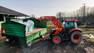 Kubota M7060 - załadunek siarczanu magnezu