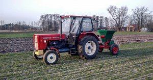 Ursus C-360 i rozsiewacz kos