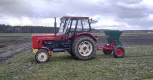 Ursus C-360 i rozsiewacz kos