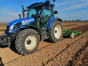 New holland T5. 75 + Bomet 2.8m