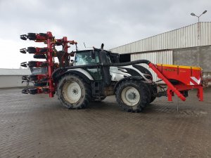 Valtra T234 z siewnikiem Vaderstadt Tempo