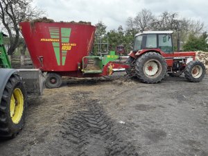 International 845A & Strautmann Verti Mix 1050