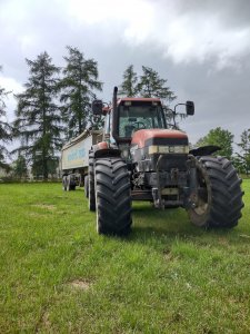 New Holland M135 z naczepą