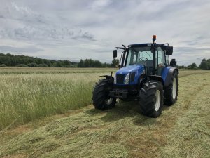 New Holland T5060 i Vicon Extra 332