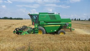 John Deere 1470 w jęczmieniu