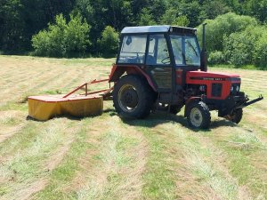 Zetor 5211 i Akpil, skoszona łąka