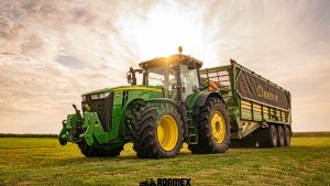 JOHN DEERE 8370R + KRONE TX560 W MECKLENBURG VORPOMMERN NIEMCY