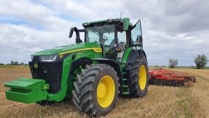 John Deere 8R370 & Kuhn Discovery XM 600