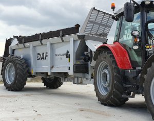 Massey Ferguson 5712s i Dafagro magnum v12