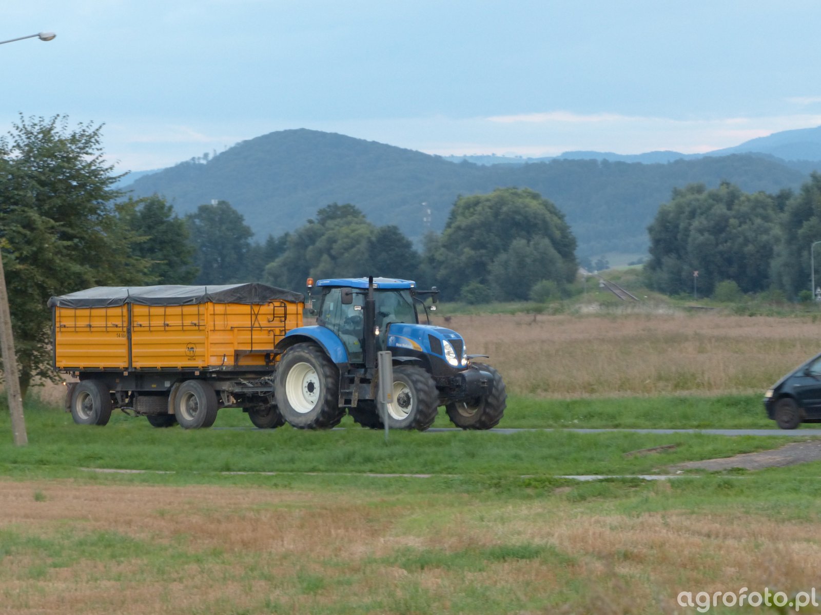 zdj-cie-traktor-new-holland-t6070-805321-galeria-rolnicza-agrofoto