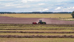 Pokosówka na traktorze JOHN DEERE