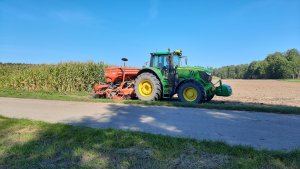 John Deere 6195M i Kuhn Sitera 3030