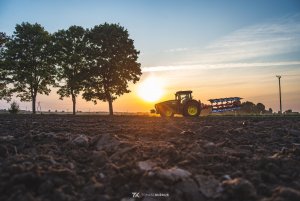 John Deere 8R310 & Kuhn Vari-Master