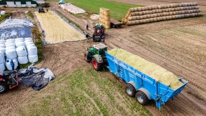 Rozrzutnik obornika BUFFALO RX 2470 HD z przyczepą pojemnościową.