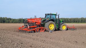 John Deere 6195M i Kuhn Sitera 3030