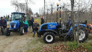 Wystawa maszyn sadowniczych- New Holland Boomer 55 i T3. 75F