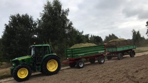 John Deere z przyczepami