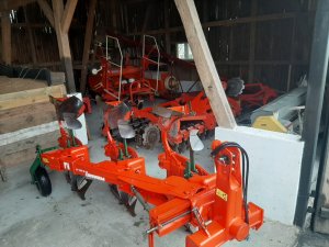 Zagospodarowane miejsce w stodole na maszyny. 