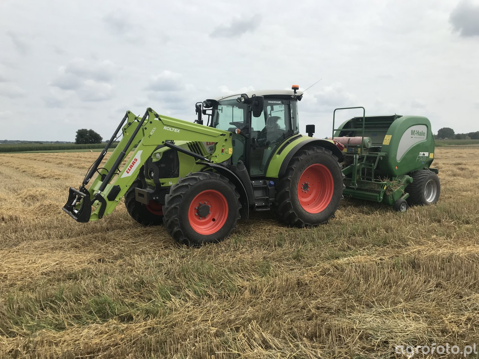 Claas Arion 450 + McHale F5400c