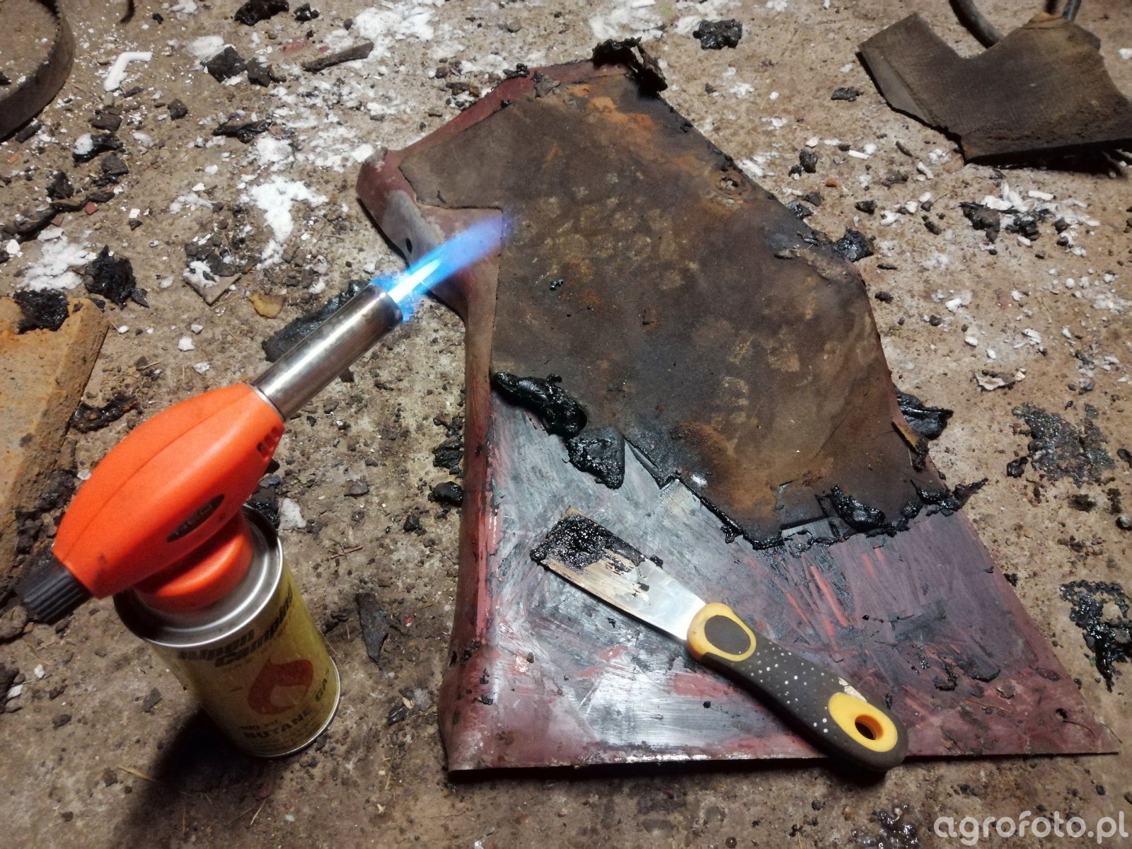 Usuwanie starej maty wygłuszajacej