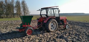 Ursus C-360 i rozsiewacz kos 