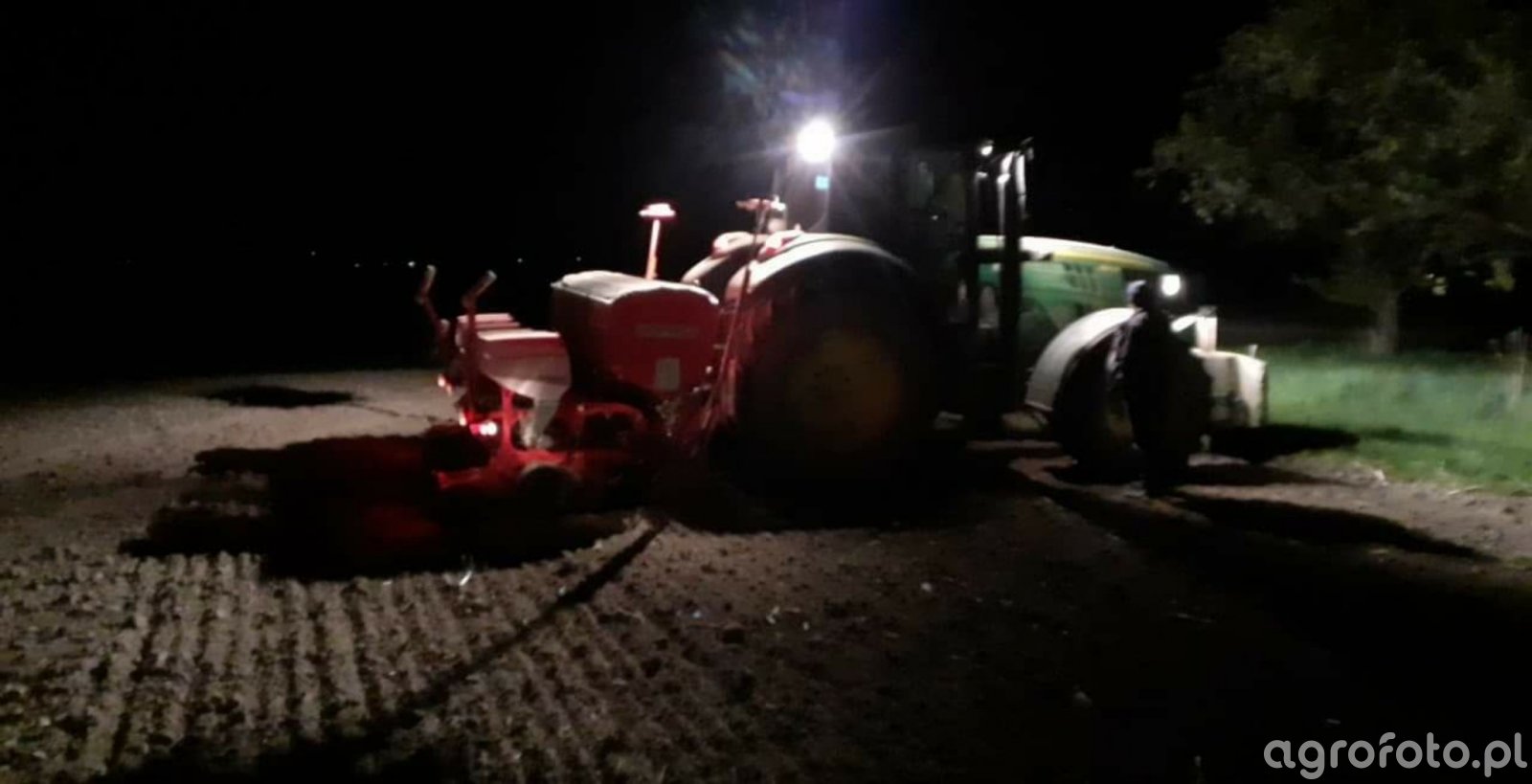 Nocny siew kukurydzy John Deere 6150m i siewnik gaspardo