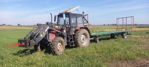 Belarus 820 i przyczepa na bele