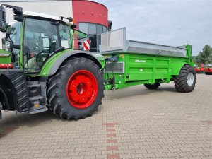 Fendt Vario 724 + rozrzutnik obornika