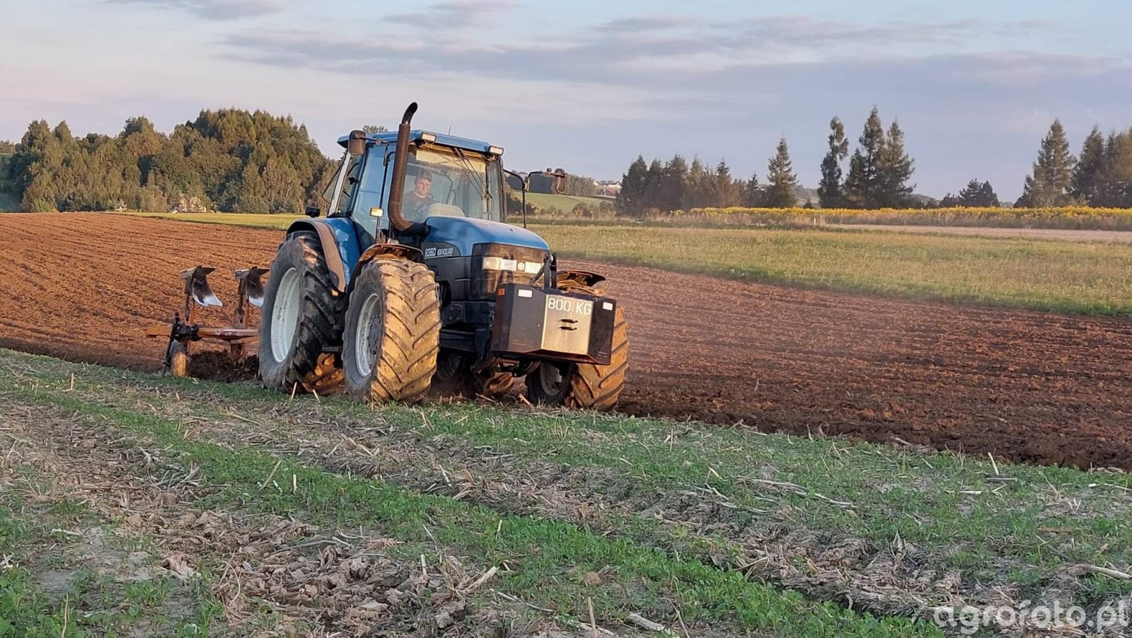 Zdjęcie ciągnik New Holland 8360 + Huard 4+ id819385 Galeria