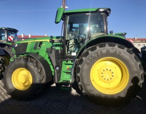 John Deere 6215R