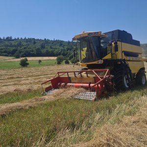 New Holland CS 6080 z przystawką do zbierania pokosów