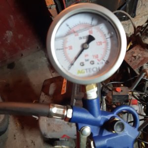 manometr glicerynowy w pistolecie do pompowania
