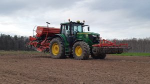 John Deere 6195M i Kuhn Sitera 3030