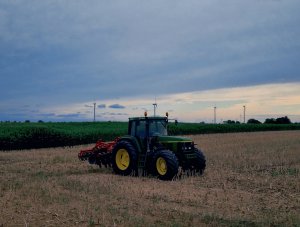 John Deere 6910