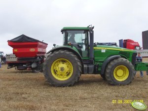 John Deere 8520