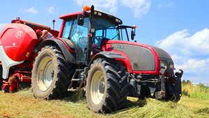 Valtra T151 & Lely Welger RPC 445 Tornado.