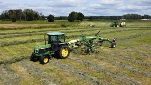 John Deere 2250 & Krone Swadro Ts 620