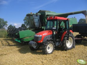 Kioti DK551C i John Deere 2056