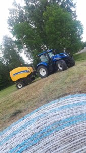 New Holland T7.175 & RollBelt 150
