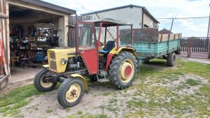 Ursus C-330 z rozrzutnikiem