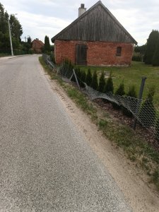 Zniszczone ogrodzenie