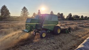 John Deere 1470 w pszenicy 