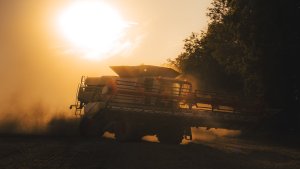 Claas Lexion 770 podczas zachód słońca