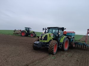Zobacz grafikę Claas Arion 440 + Sulky Spi Solo 6m & Claas Axion 810 + Fortschritt B231